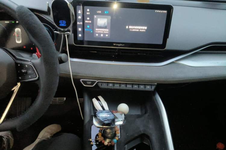 Used Geely Auto Preface 2023 2.0TD "Only This Verdant Green" Edition Audio And AC Panel