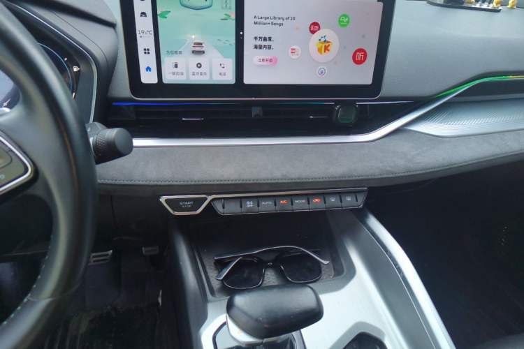 Used Geely Auto Preface 2023 2.0TD "Only This Verdant Green" Edition Audio And AC Panel
