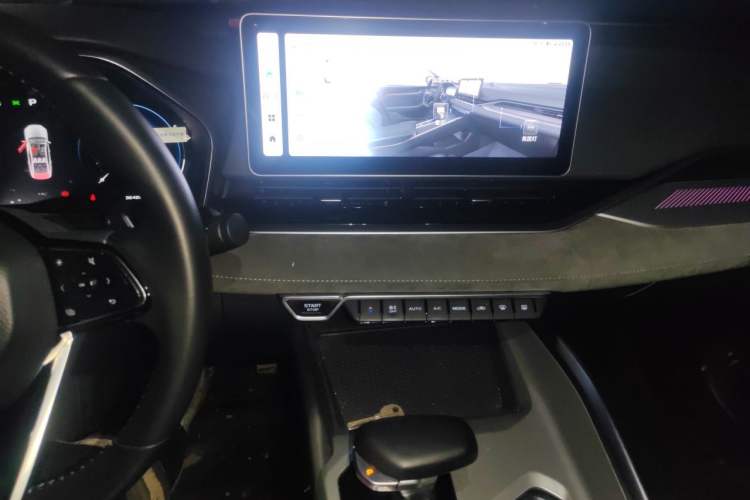 Used Geely Auto Preface 2023 2.0TD "Only This Verdant Green" Edition Audio And AC Panel