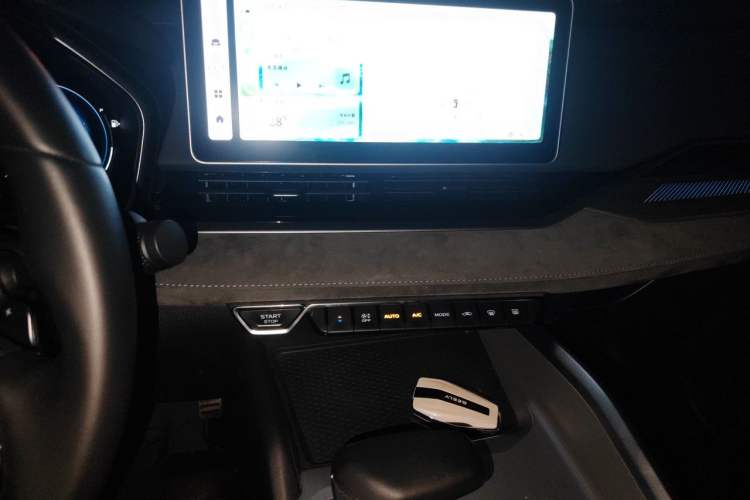 Used Geely Auto Preface 2023 2.0TD "Only This Verdant Green" Edition Audio And AC Panel