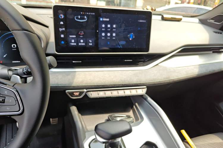 Used Geely Auto Preface 2023 2.0TD "Only This Verdant Green" Edition Audio And AC Panel