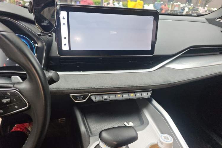 Used Geely Auto Preface 2023 2.0TD "Only This Verdant Green" Edition Audio And AC Panel