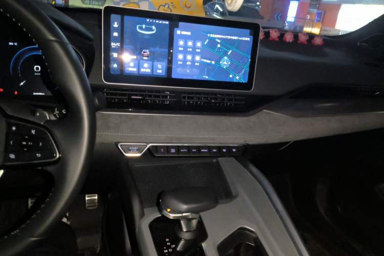 Used Geely Auto Preface 2023 2.0TD "Only This Verdant Green" Edition Audio And AC Panel