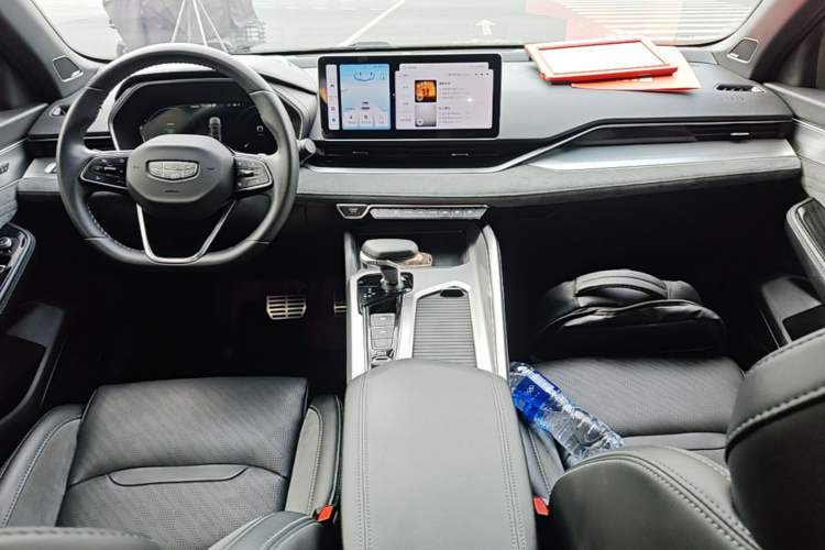 Used Geely Auto Preface 2023 2.0TD "Only This Verdant Green" Edition Center Console