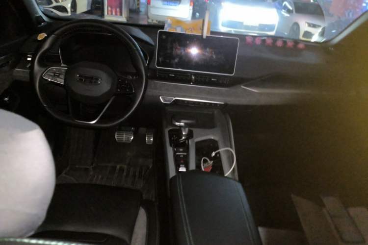 Used Geely Auto Preface 2023 2.0TD "Only This Verdant Green" Edition Center Console