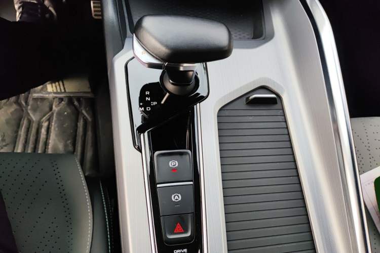 Used Geely Auto Preface 2023 2.0TD "Only This Verdant Green" Edition Gear Lever