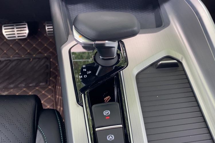 Used Geely Auto Preface 2023 2.0TD "Only This Verdant Green" Edition Gear Lever