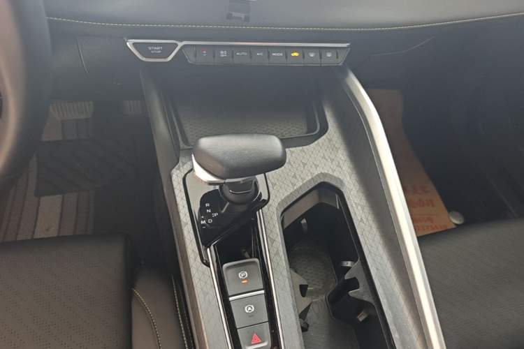 Used Geely Auto Preface 2023 1.5TD Kunlun Edition Gear Lever