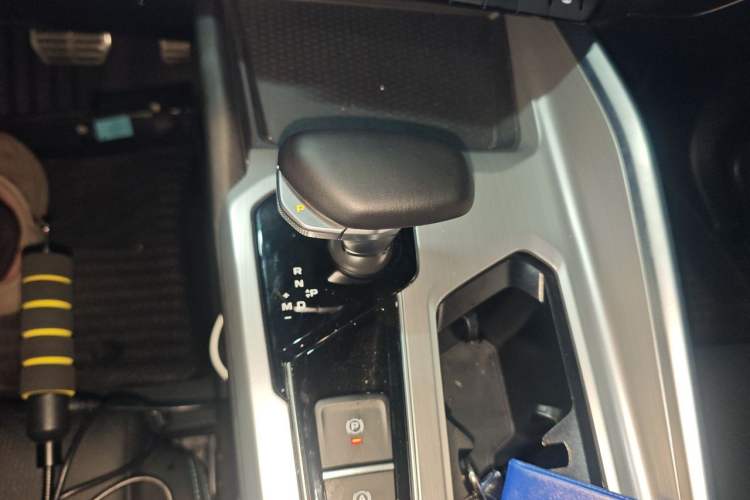 Used Geely Auto Preface 2023 2.0TD "Only This Verdant Green" Edition Gear Lever