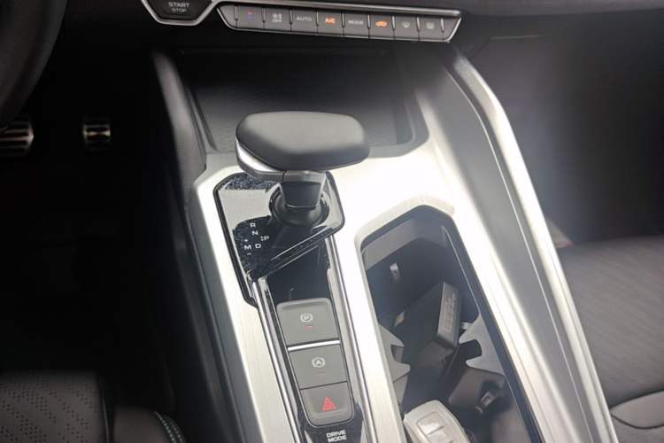 Used Geely Auto Preface 2023 2.0TD "Only This Verdant Green" Edition Gear Lever