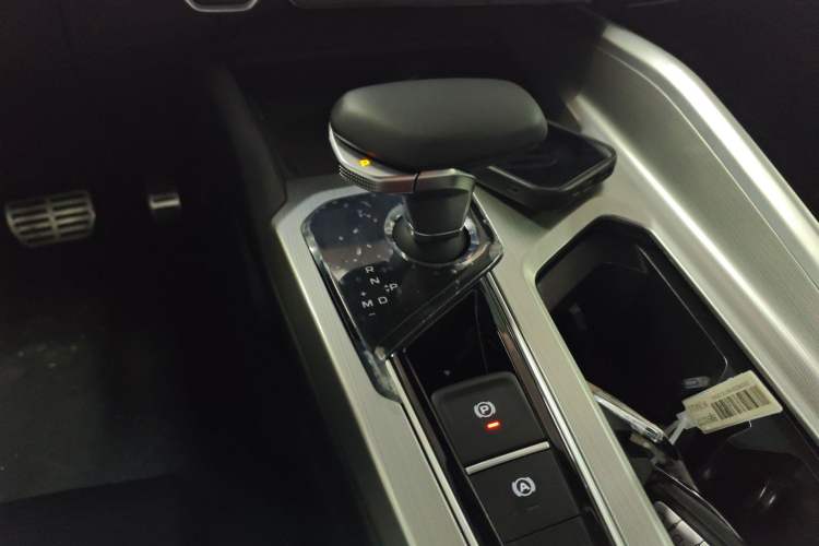 Used Geely Auto Preface 2023 2.0TD "Only This Verdant Green" Edition Gear Lever