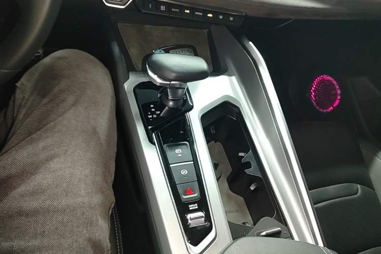 Used Geely Auto Preface 2023 2.0TD "Only This Verdant Green" Edition Gear Lever