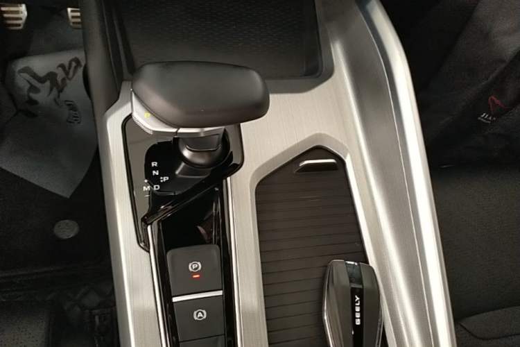 Used Geely Auto Preface 2023 2.0TD "Only This Verdant Green" Edition Gear Lever