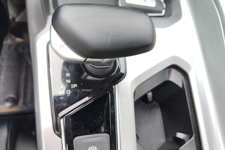 Used Geely Auto Preface 2023 2.0TD "Only This Verdant Green" Edition Gear Lever