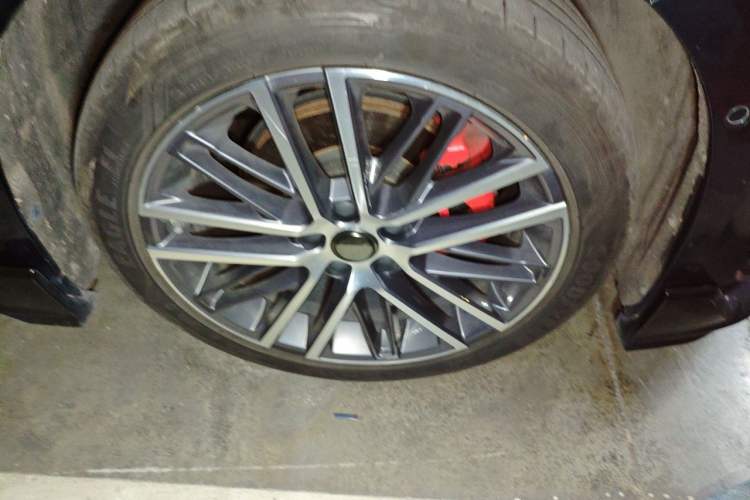 Used Geely Auto Preface 2023 2.0TD "Only This Verdant Green" Edition Right Front Wheel Hub