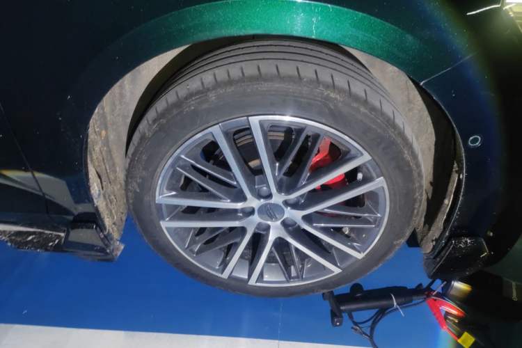 Used Geely Auto Preface 2023 2.0TD "Only This Verdant Green" Edition Right Front Wheel Hub