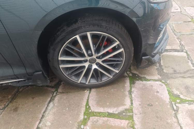 Used Geely Auto Preface 2023 2.0TD "Only This Verdant Green" Edition Right Front Wheel Hub