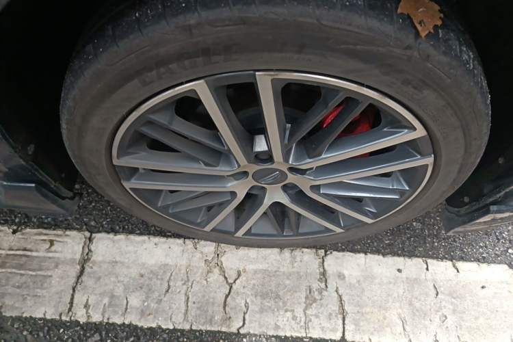 Used Geely Auto Preface 2023 2.0TD "Only This Verdant Green" Edition Right Front Wheel Hub