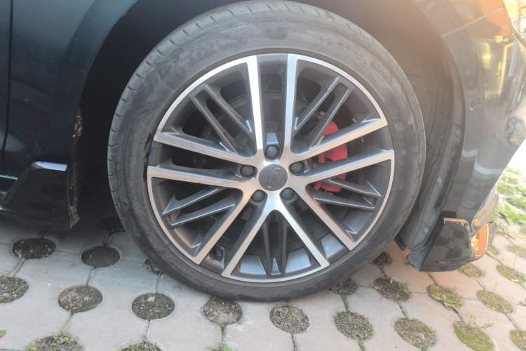 Used Geely Auto Preface 2023 2.0TD "Only This Verdant Green" Edition Right Front Wheel Hub