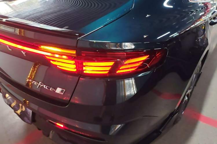 Used Geely Auto Preface 2023 2.0TD "Only This Verdant Green" Edition Right Rear Taillight