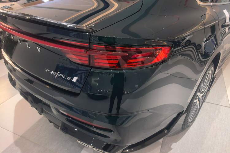 Used Geely Auto Preface 2023 2.0TD "Only This Verdant Green" Edition Right Rear Taillight