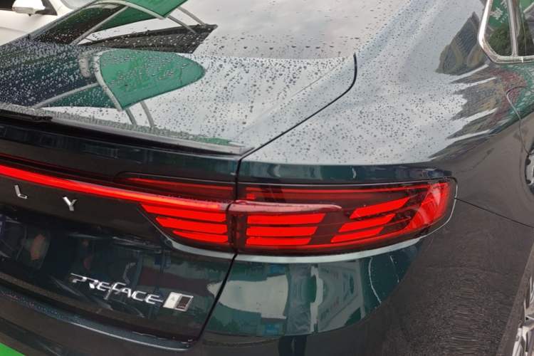 Used Geely Auto Preface 2023 2.0TD "Only This Verdant Green" Edition Right Rear Taillight