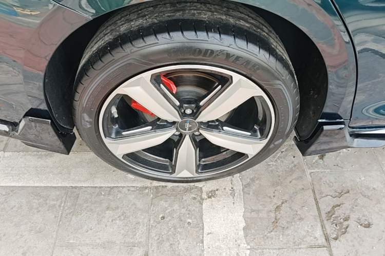 Used Geely Auto Preface 2023 2.0TD "Only This Verdant Green" Edition Right Rear Wheel Hub