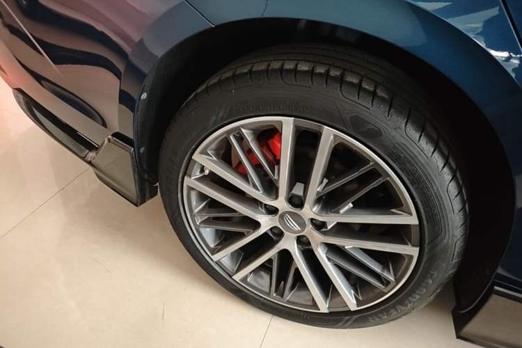 Used Geely Auto Preface 2023 2.0TD "Only This Verdant Green" Edition Right Rear Wheel Hub