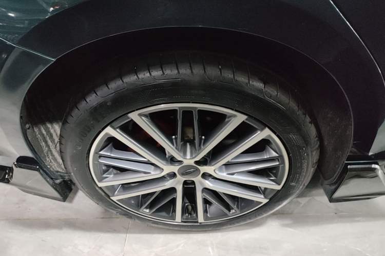 Used Geely Auto Preface 2023 2.0TD "Only This Verdant Green" Edition Right Rear Wheel Hub