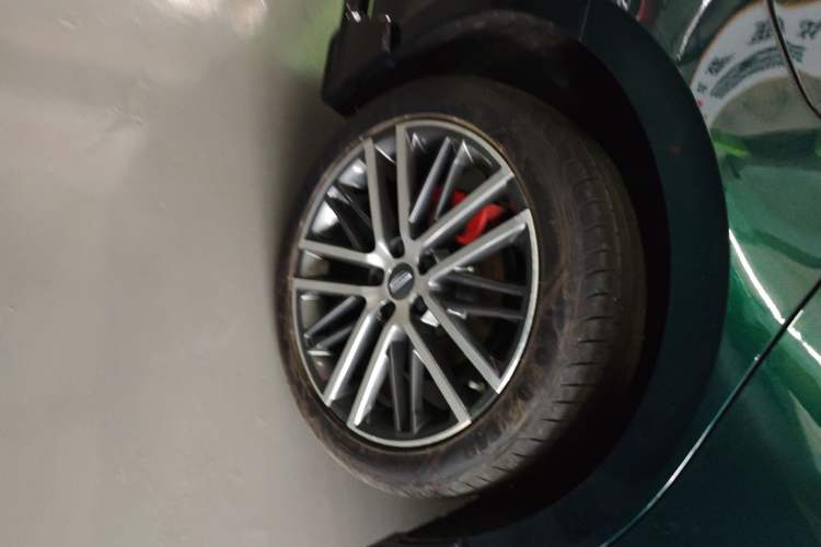 Used Geely Auto Preface 2023 2.0TD "Only This Verdant Green" Edition Right Rear Wheel Hub