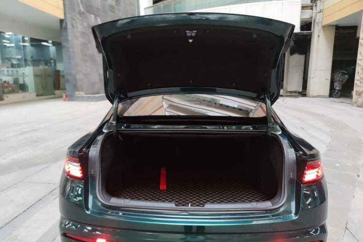 Used Geely Auto Preface 2023 2.0TD "Only This Verdant Green" Edition Trunk