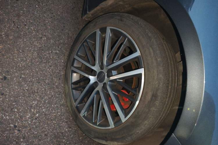 Used Geely Auto Preface 2023 2.0TD Prestige Version Right Front Wheel Hub