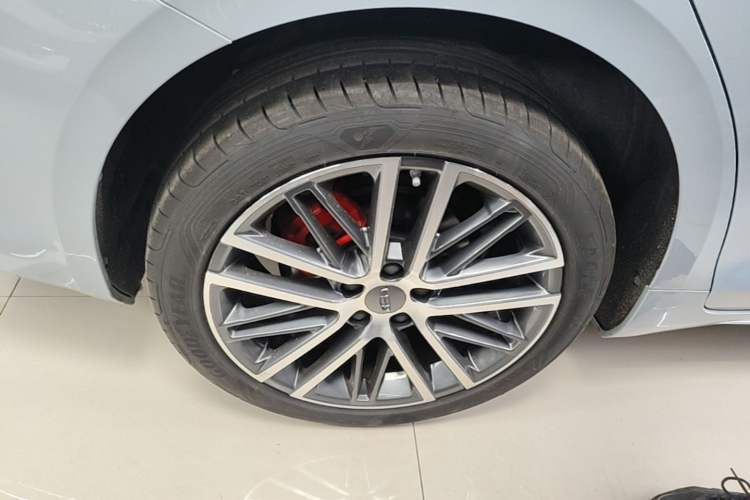 Used Geely Auto Preface 2023 2.0TD Prestige Version Right Rear Wheel Hub