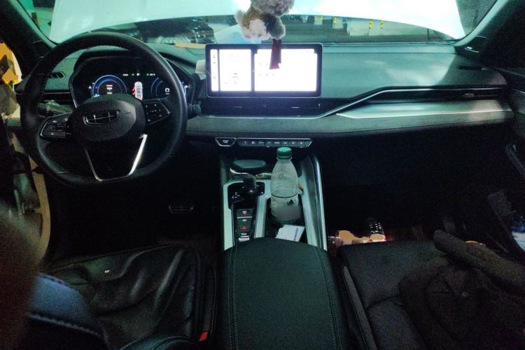 Used Geely Auto Preface 2023 2.0TD "Only This Verdant Green" Edition Center Console