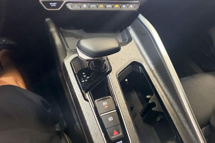 Used Geely Auto Preface 2023 1.5TD Fuyao Version Gear Lever