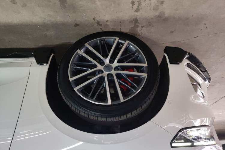 Used Geely Auto Preface 2023 2.0TD "Only This Verdant Green" Edition Left Front Wheel Hub