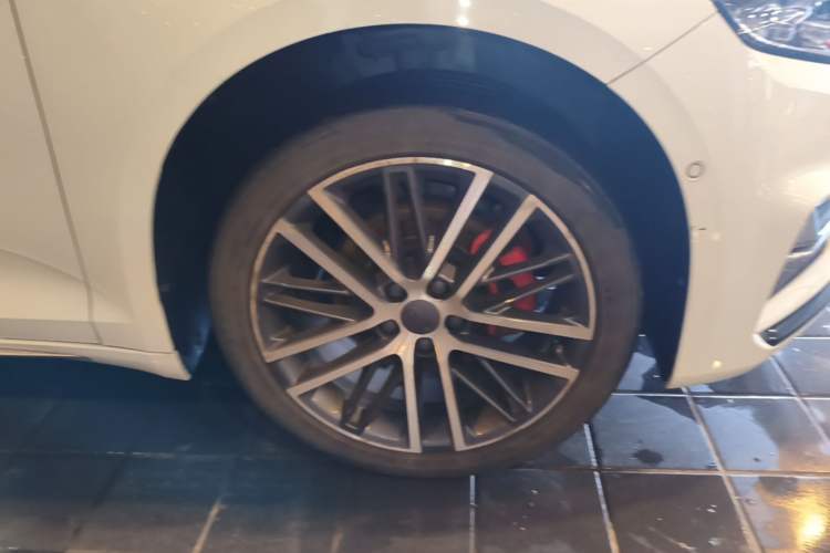 Used Geely Auto Preface 2023 2.0TD Prestige Version Right Front Wheel Hub