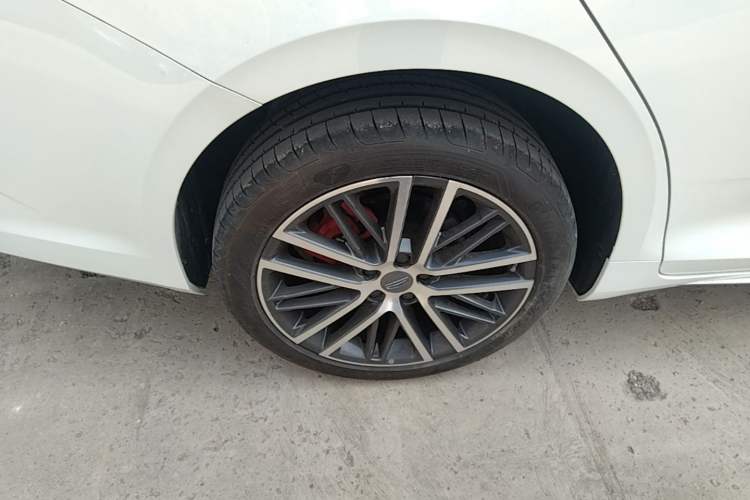 Used Geely Auto Preface 2023 2.0TD Prestige Version Right Rear Wheel Hub