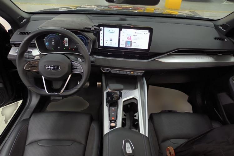 Used Geely Auto Preface 2024 2.0TD Qingyun Edition Center Console