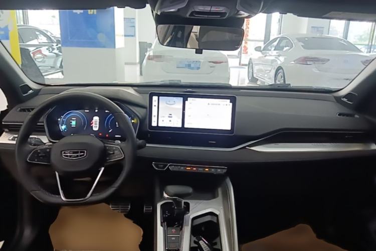 Used Geely Auto Preface 2024 2.0TD Qingyun Edition Center Console