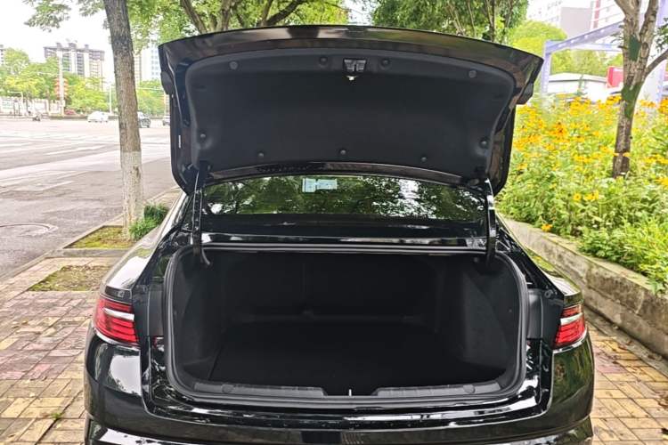 Used Geely Auto Preface 2024 1.5TD Dragon Edition Trunk