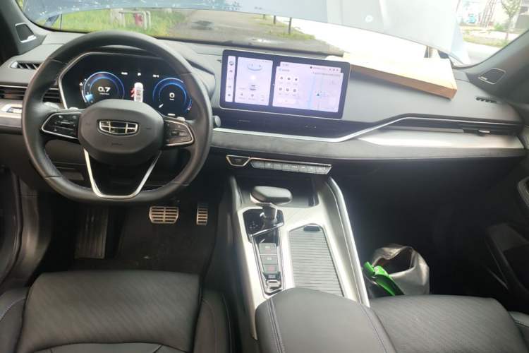 Used Geely Auto Preface 2024 2.0TD Qingyun Edition Center Console
