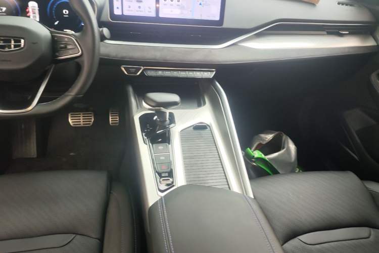 Used Geely Auto Preface 2024 2.0TD Qingyun Edition Gear Lever