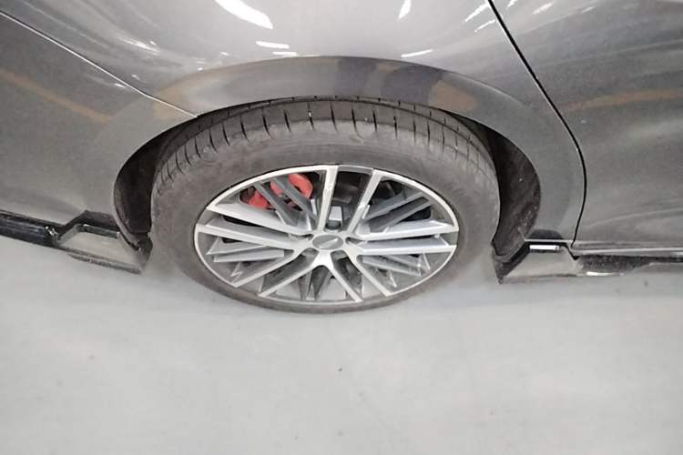 Used Geely Auto Preface 2024 2.0TD Qingyun Edition Right Rear Wheel Hub
