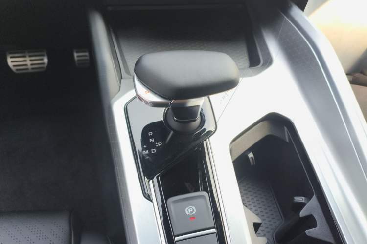 Used Geely Auto Preface 2024 2.0TD Qingyun Edition Gear Lever