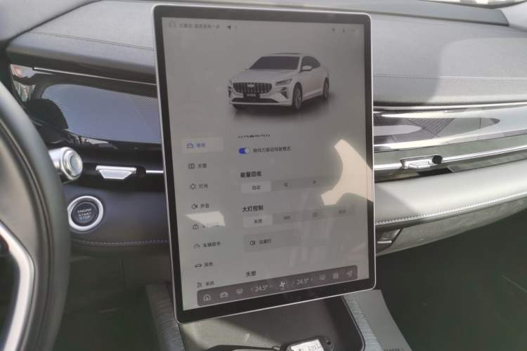 Used Geely Auto Preface 2024 Zhiqing 1.5TD Galaxy Edition Audio And AC Panel