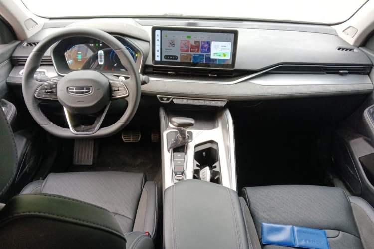 Used Geely Auto Preface 2024 2.0TD Qingyun Edition Center Console