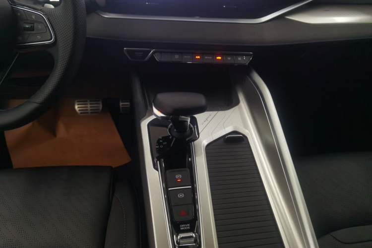 Used Geely Auto Preface 2024 2.0TD Qingyun Edition Gear Lever