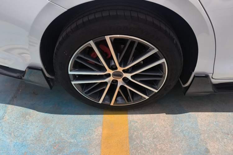 Used Geely Auto Preface 2024 2.0TD Xiaohan Edition Right Rear Wheel Hub