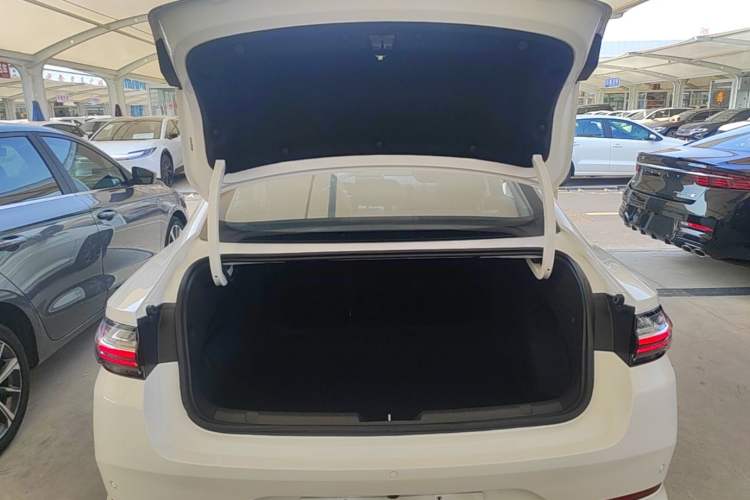 Used Geely Auto Preface 2024 Zhiqing 1.5TD Galaxy Edition Trunk